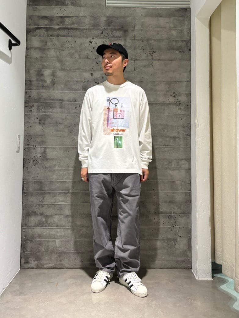 グラフィックデザインTシャツのコーデ