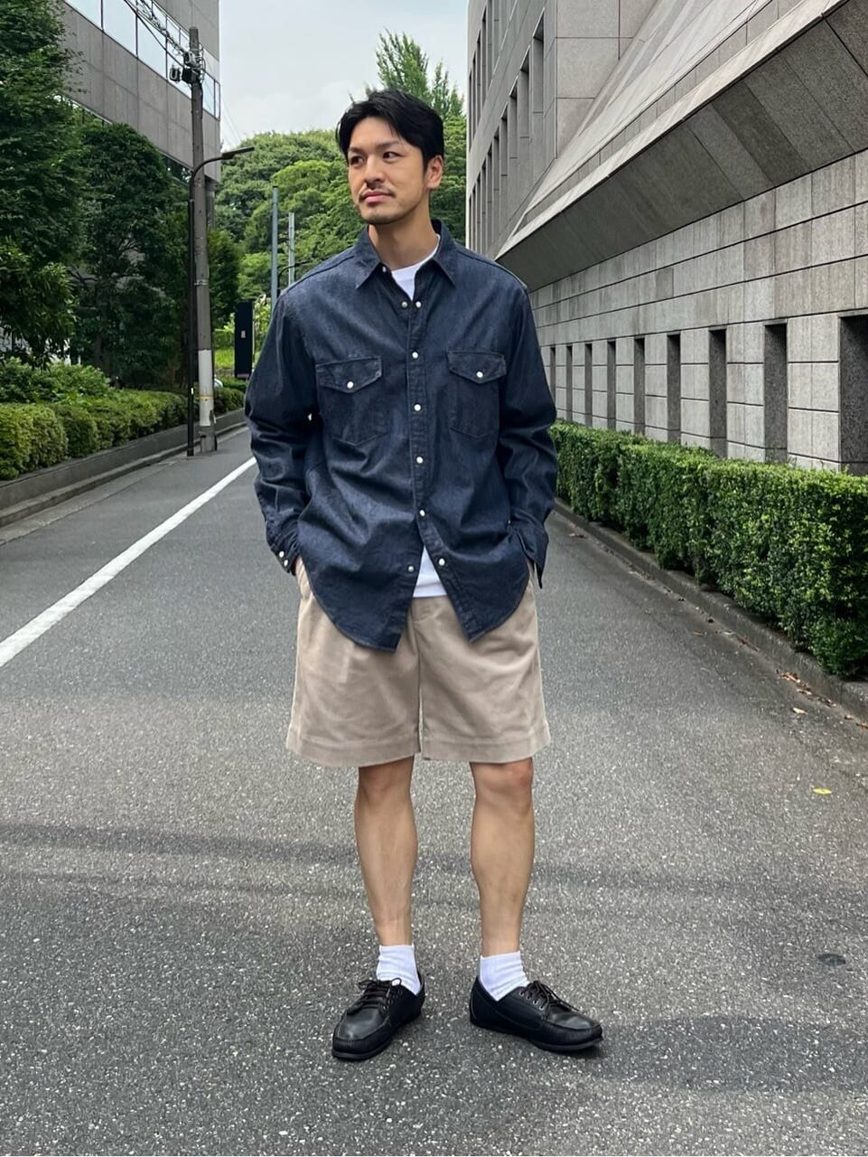 デニムシャツとショートパンツのコーデ