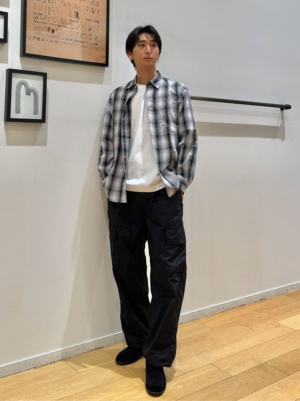 チェック柄シャツを使ったモノトーンコーデ