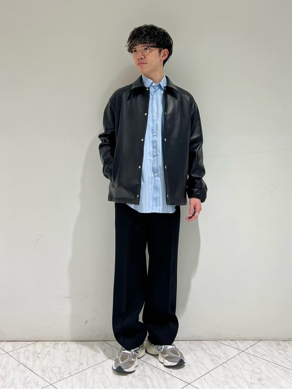 ライトブルーのシャツ×レザーコーチジャケットのコーデ