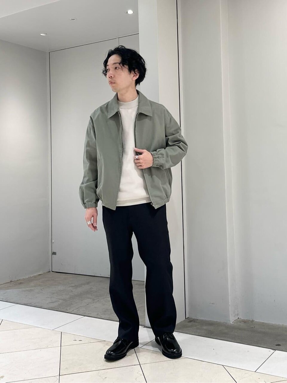 グレーのニット×オリーブのコットンジャケットのコーデ