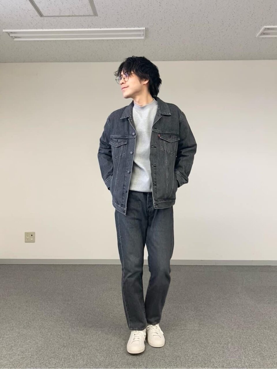 グレーのカットソー×デニムジャケットのコーデ