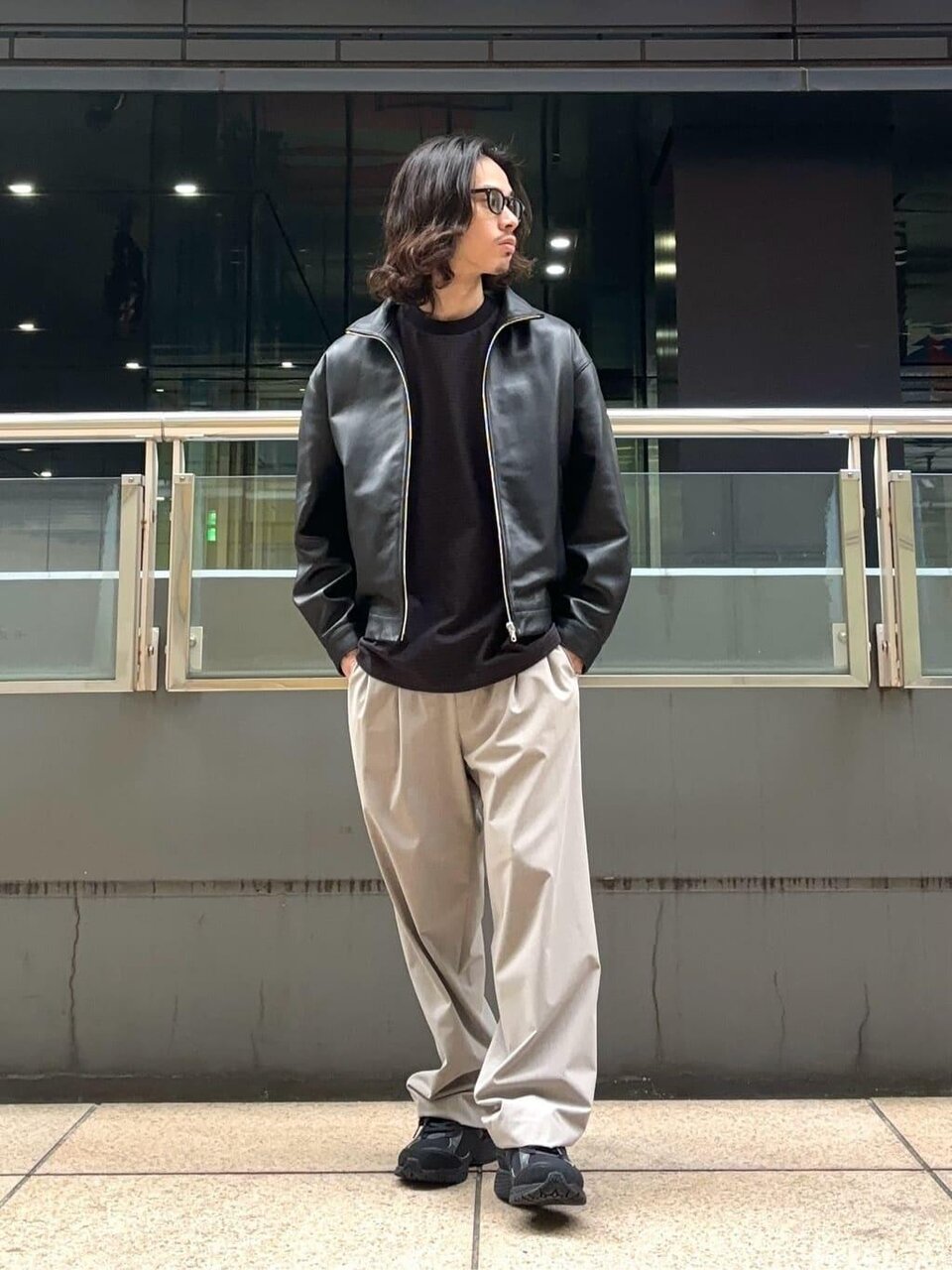 ライトグレーのニット×ダークグレーのカバーオールのコーデ