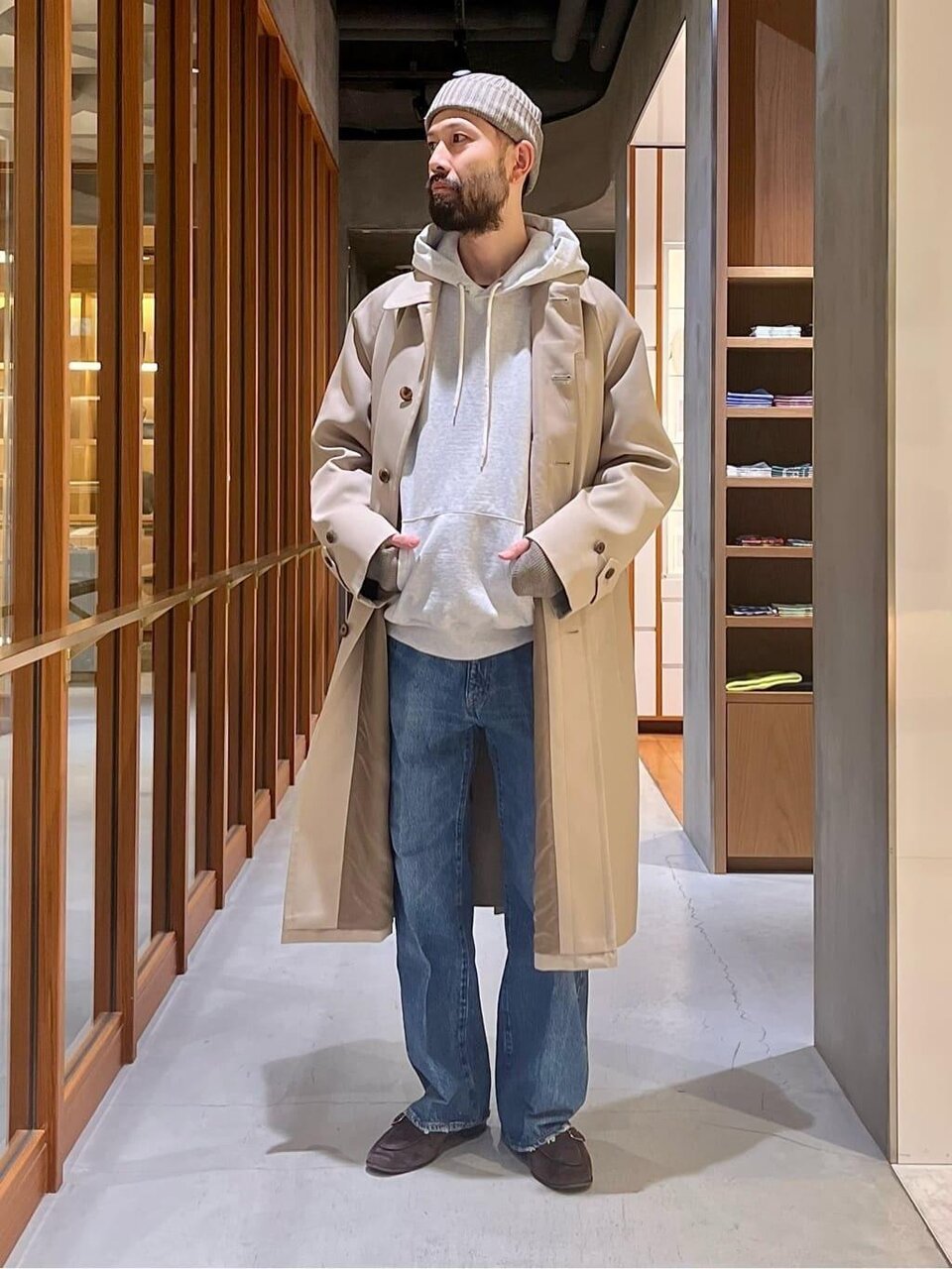 スウェットパーカー×バルカラーコートのコーデ