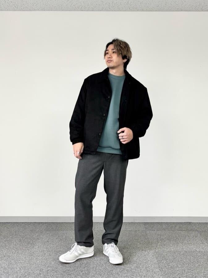 ケリーのカットソー×黒のコーチジャケットのコーデ