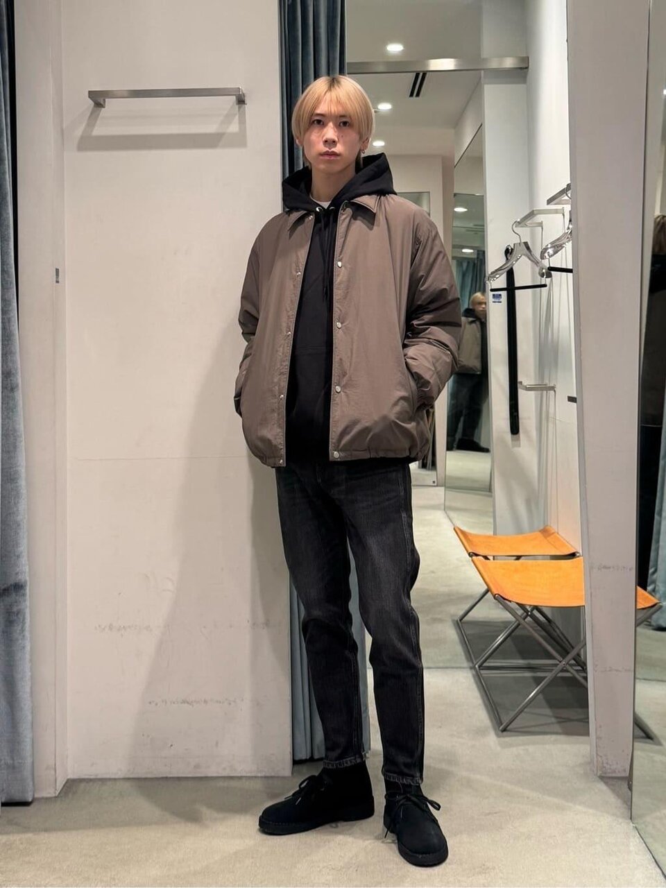 スウェットフーディ×コーチジャケットのコーデ