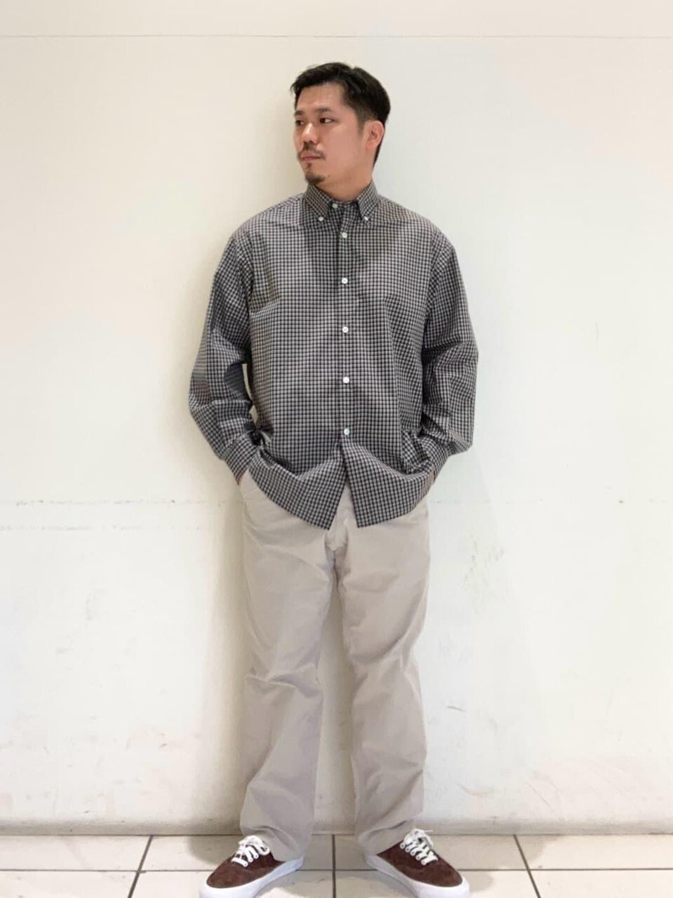 チェック柄シャツ×ウェザーパンツのコーデ