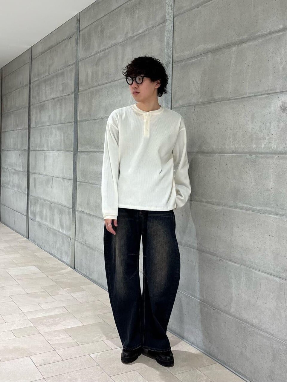 ヘンリーネックカットソー×デニムのカーブパンツのコーデ