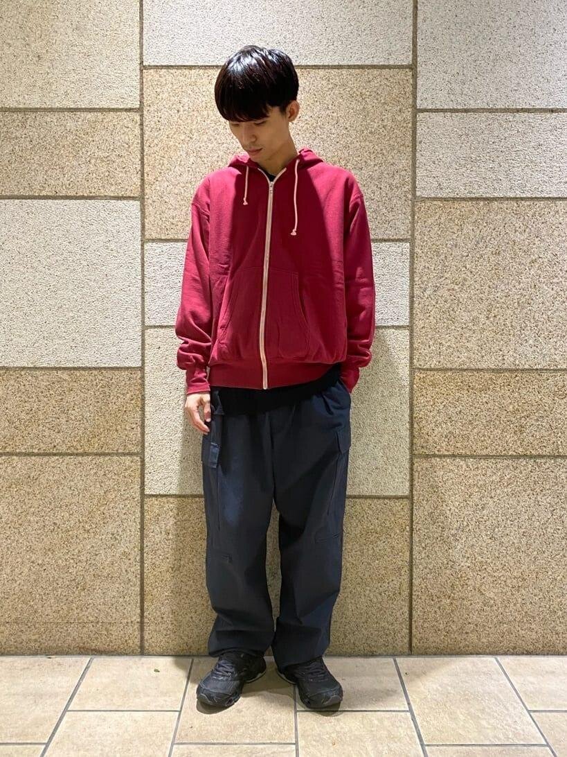ジップパーカー×カーゴパンツのコーデ