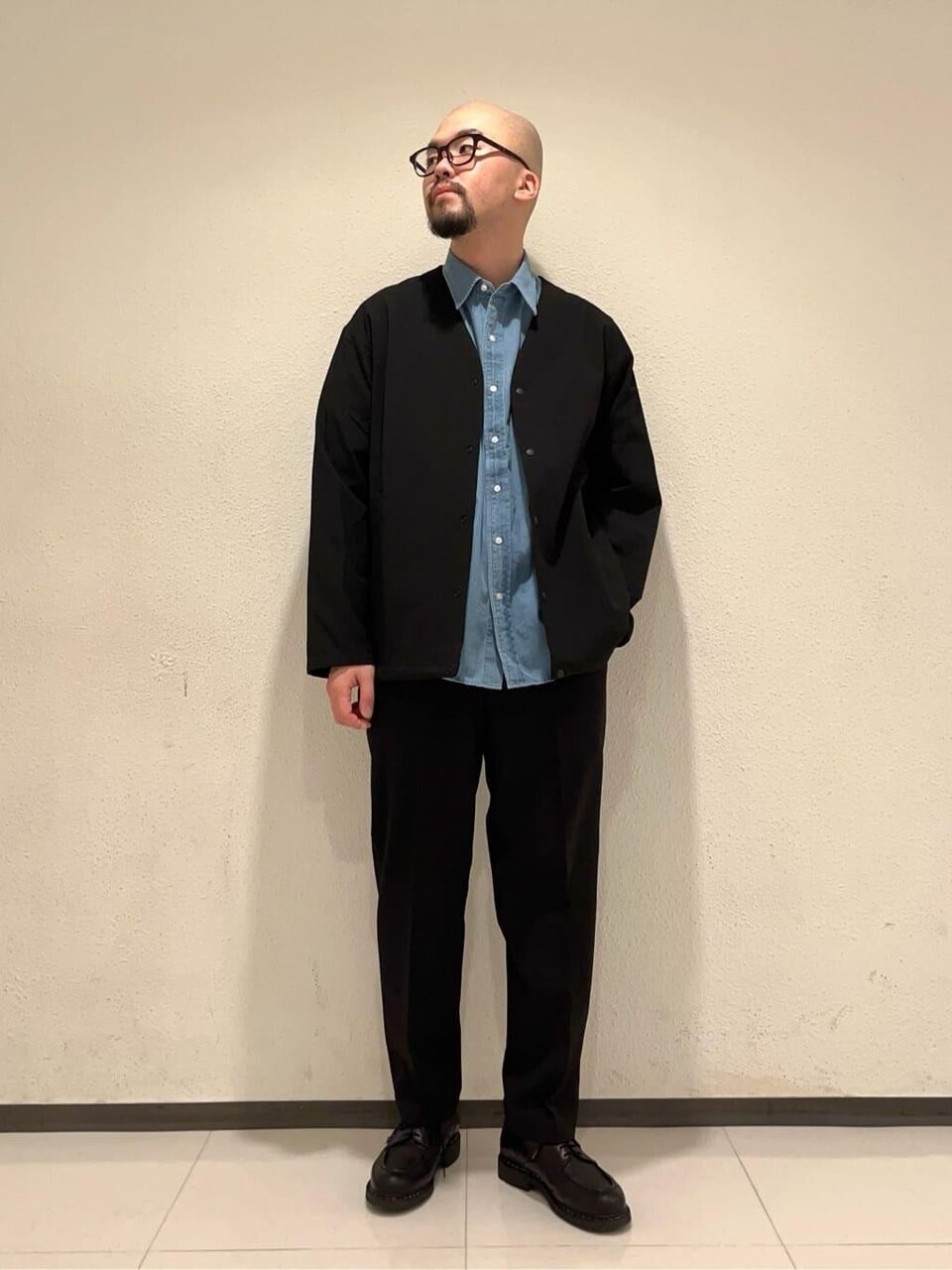 デニムシャツ×イージーパンツのコーデ