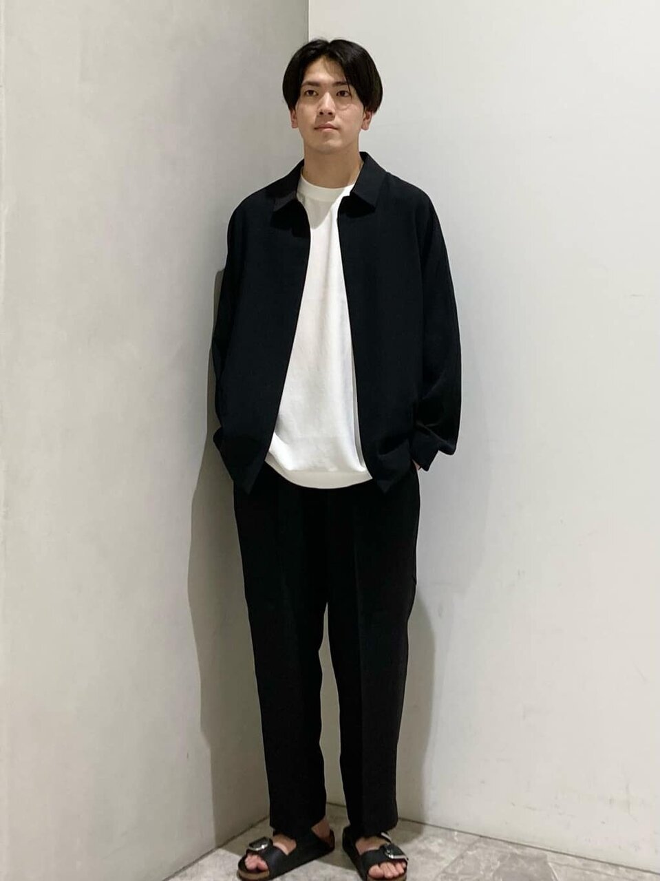 Tシャツとジャケットのコーデ