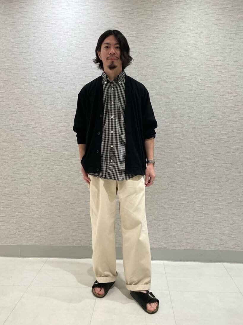 チェックシャツとカーディガンのコーデ