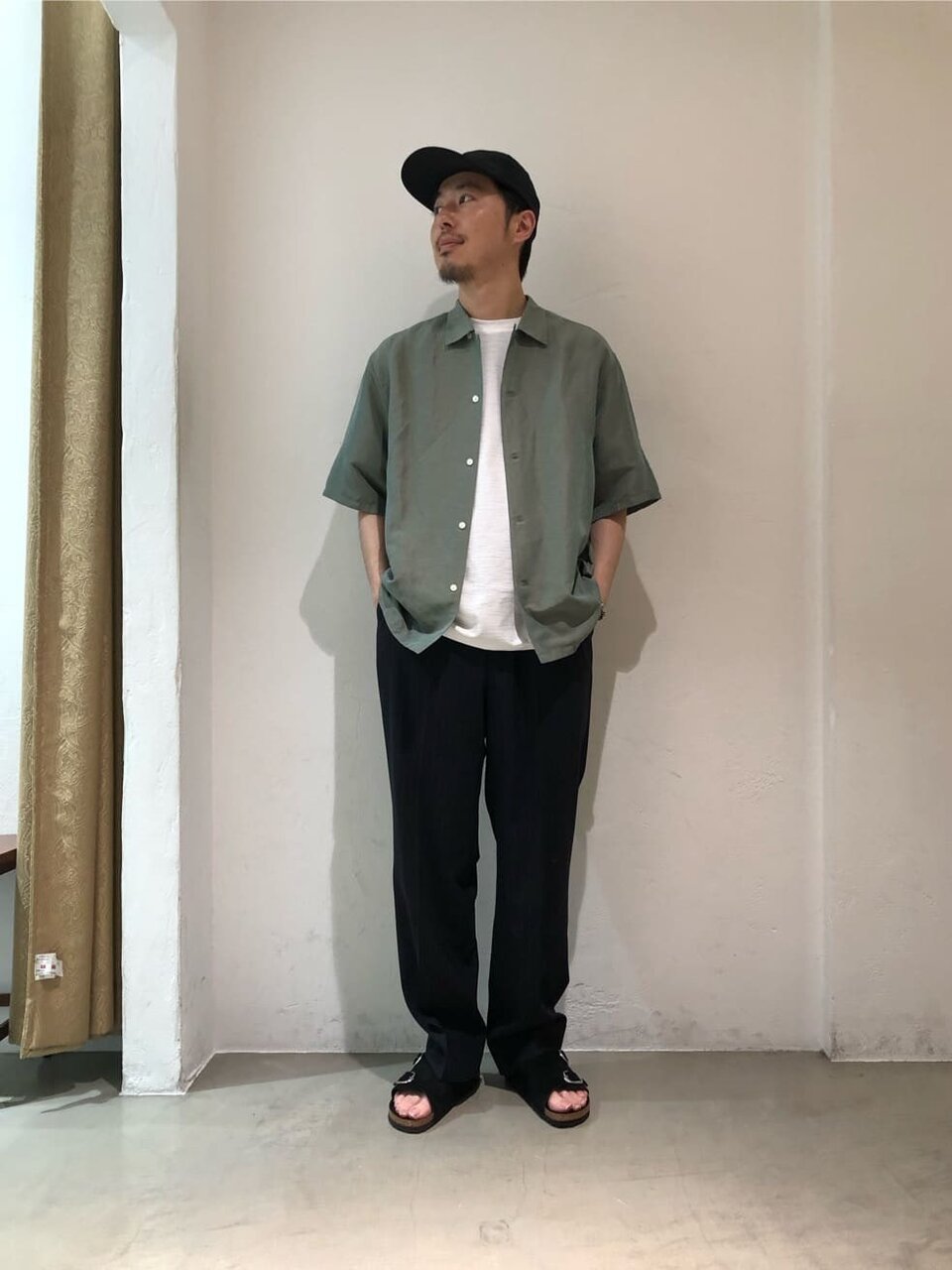 光沢感のあるシャツコーデ