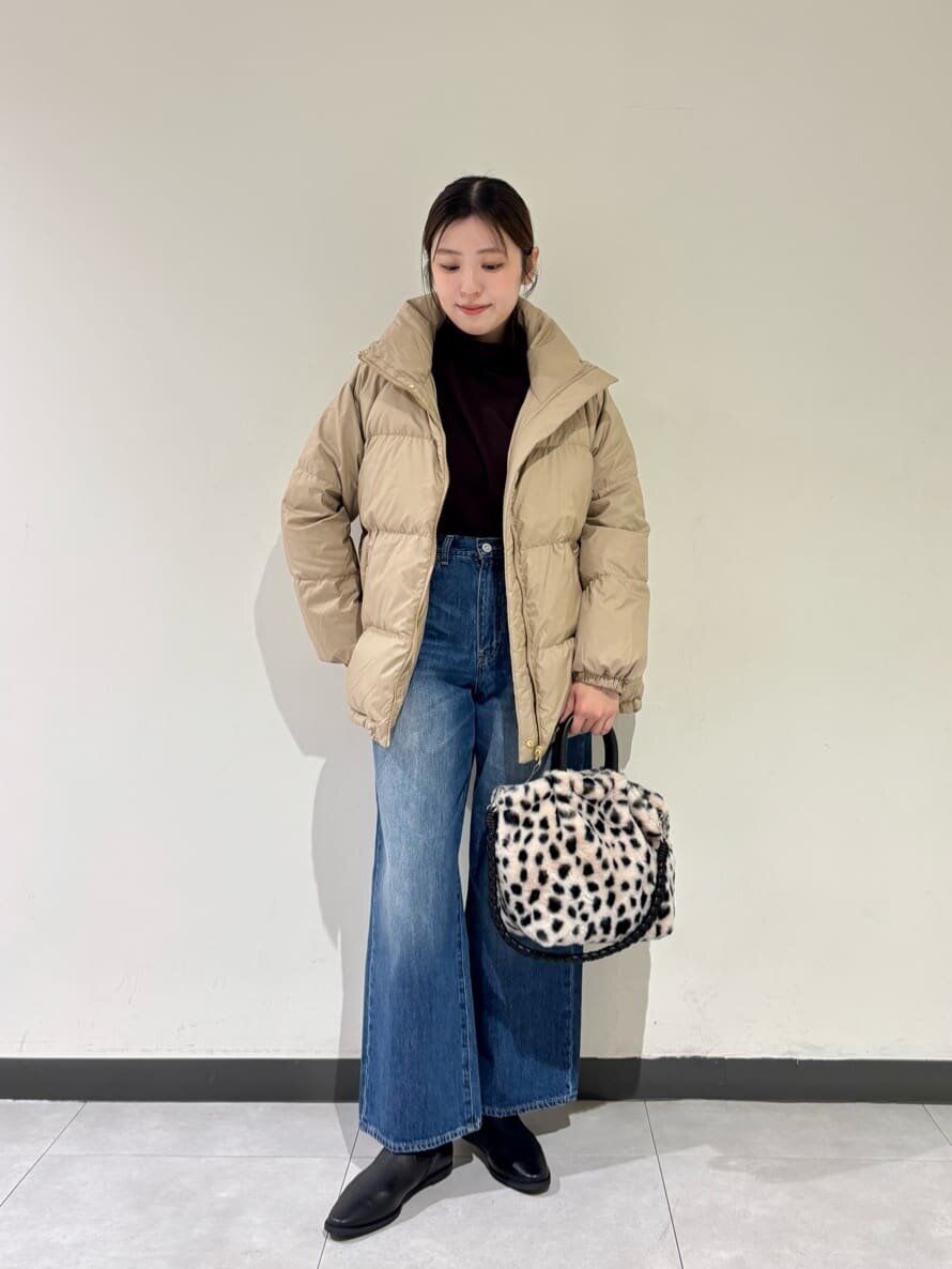 ベージュのダウンジャケットを着た女性