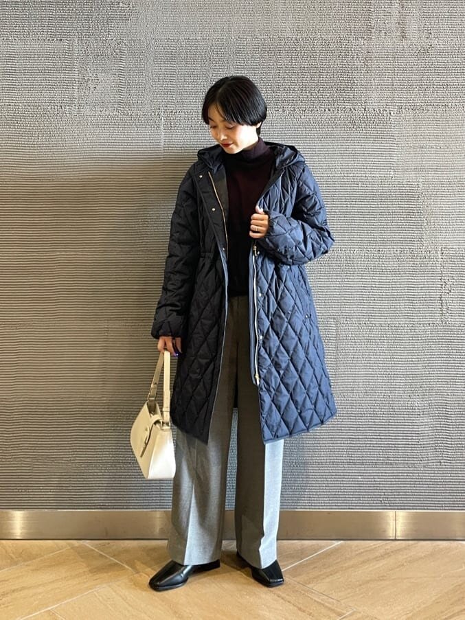 ネイビーのダウンコートを着た女性