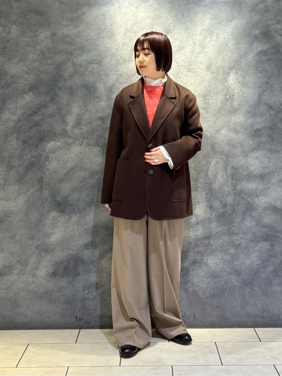 ダークブラウンのコートを着た女性
