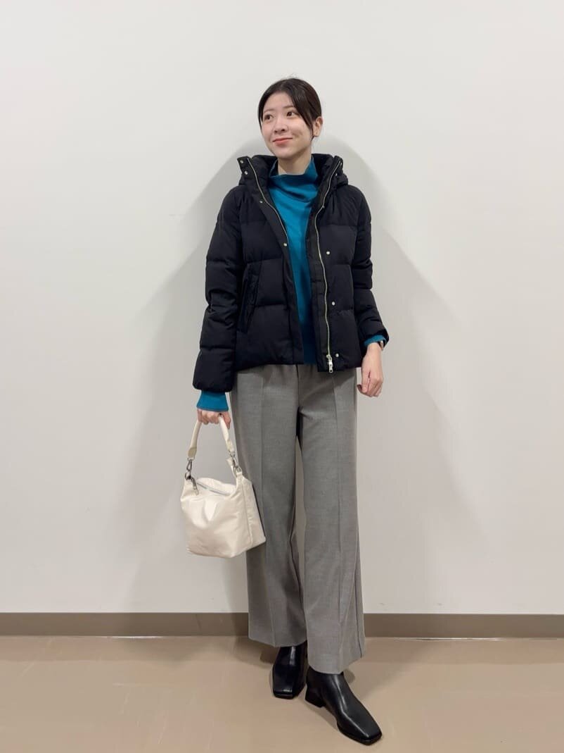 白のバッグを持った女性