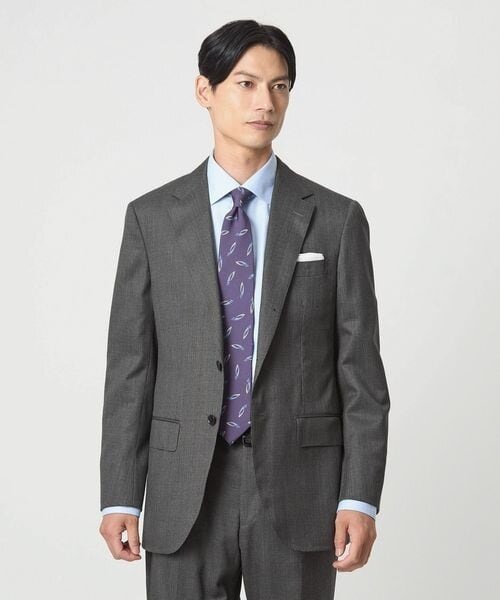 グレンチェック柄のスーツを着た男性