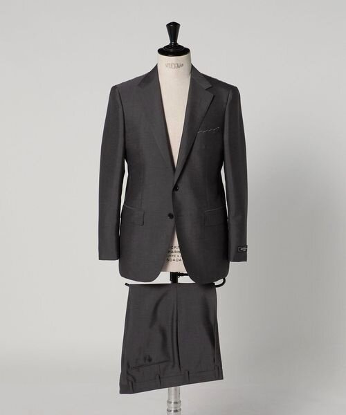 グレーのテーラードスーツ