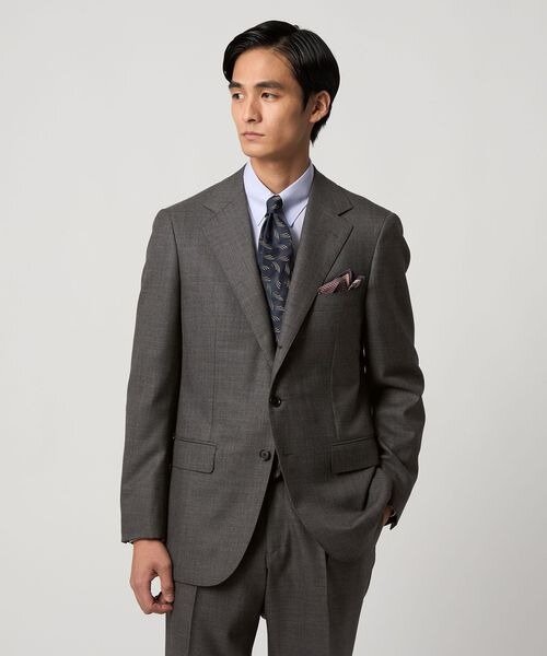 スーツにチーフを挿した男性