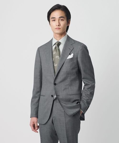 ライトグレーのスーツを着た男性