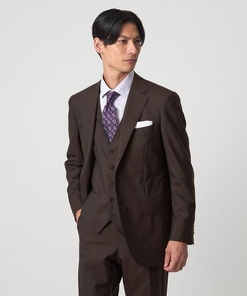 スリーピーススーツに柄ネクタイを合わせた男性