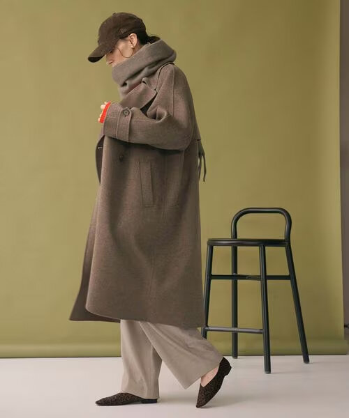 マフラーを巻いた女性