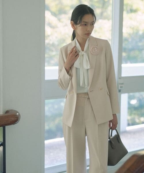 ダブルジャケットを着た女性