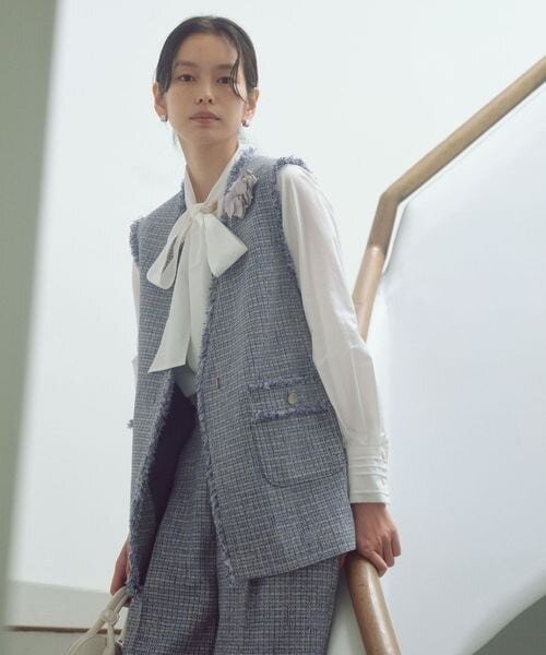 ジレを着た女性