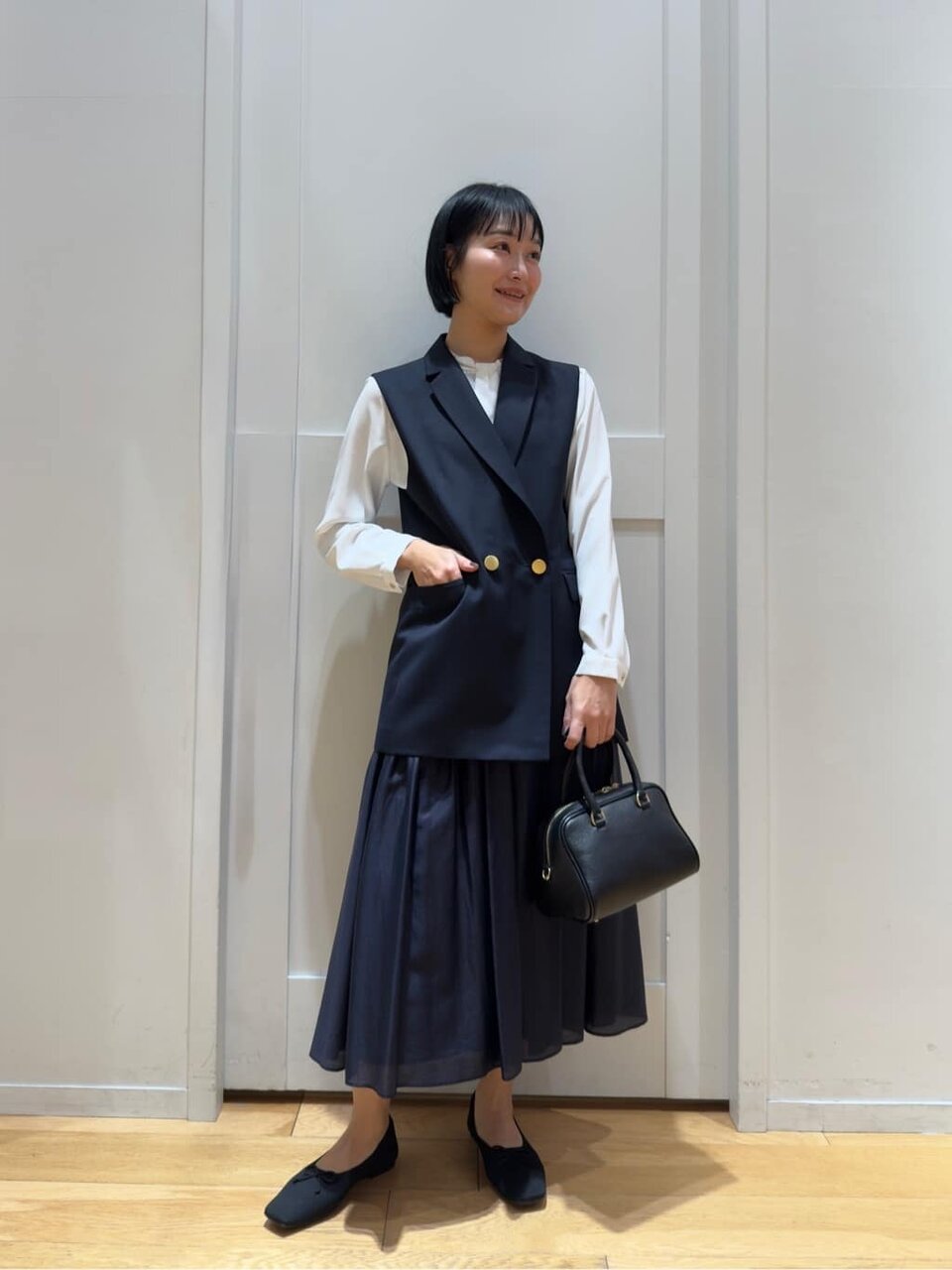 ネイビーのテーラードジレ×ネイビーのギャザースカートのコーデ