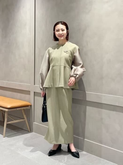 ベージュのノーカラージャケット×ベージュのタイトスカートのコーデ