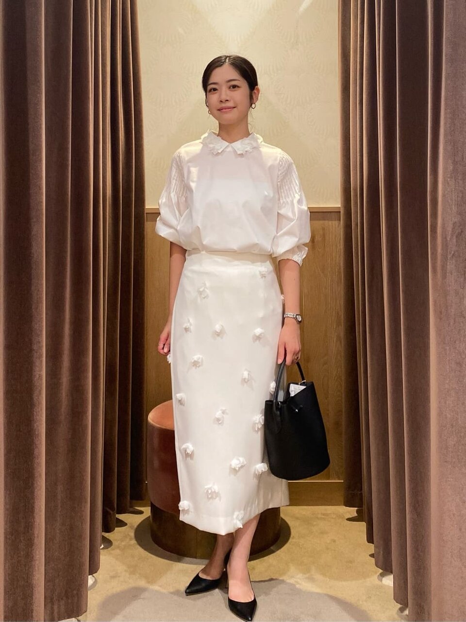 オフホワイトのブラウス×オフホワイトのタイトスカートのコーデ