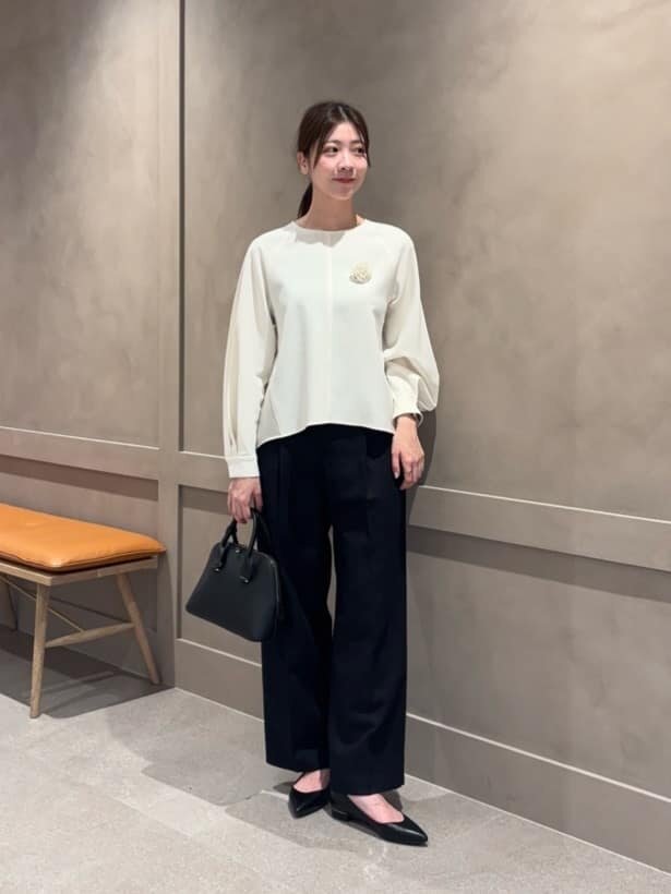 オフホワイトのブラウス×ネイビーのツイードライクパンツのコーデ