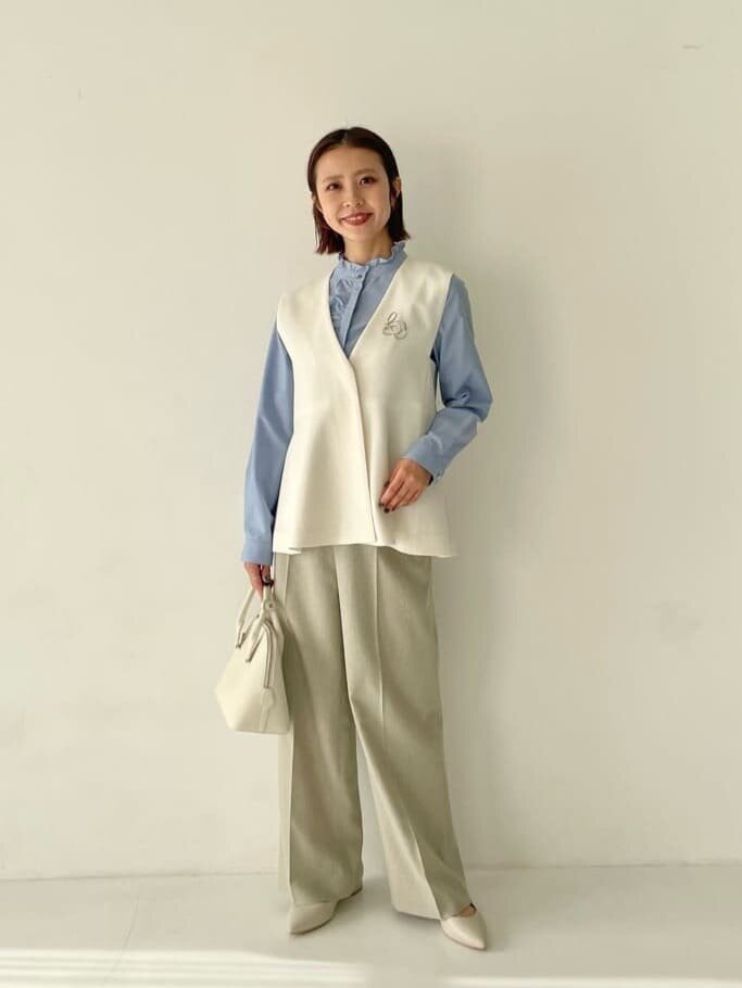 オフホワイトのジレ×ベージュのストレートパンツのコーデ