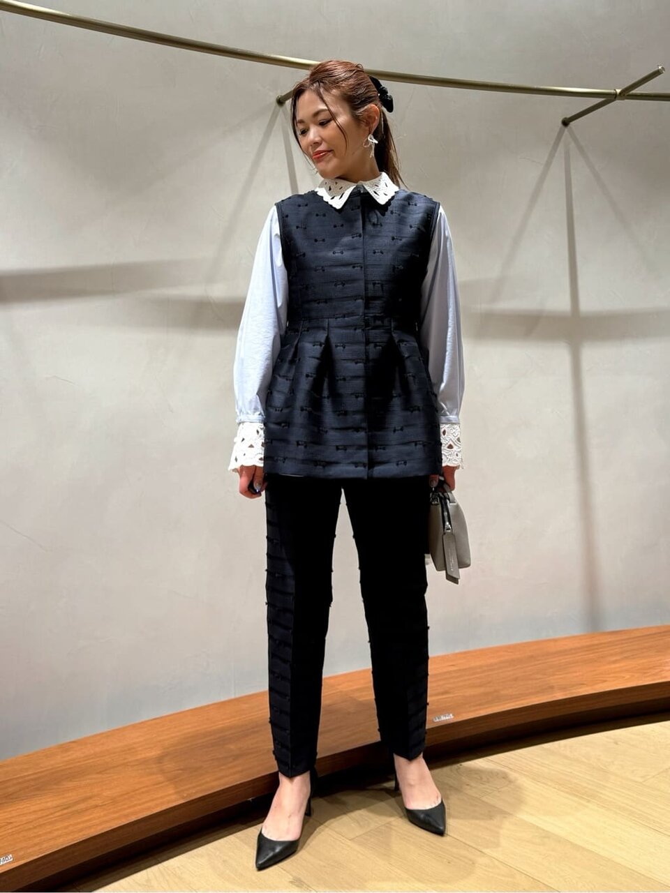 ネイビーのジャガードベスト×ネイビーのジャガードパンツのコーデ