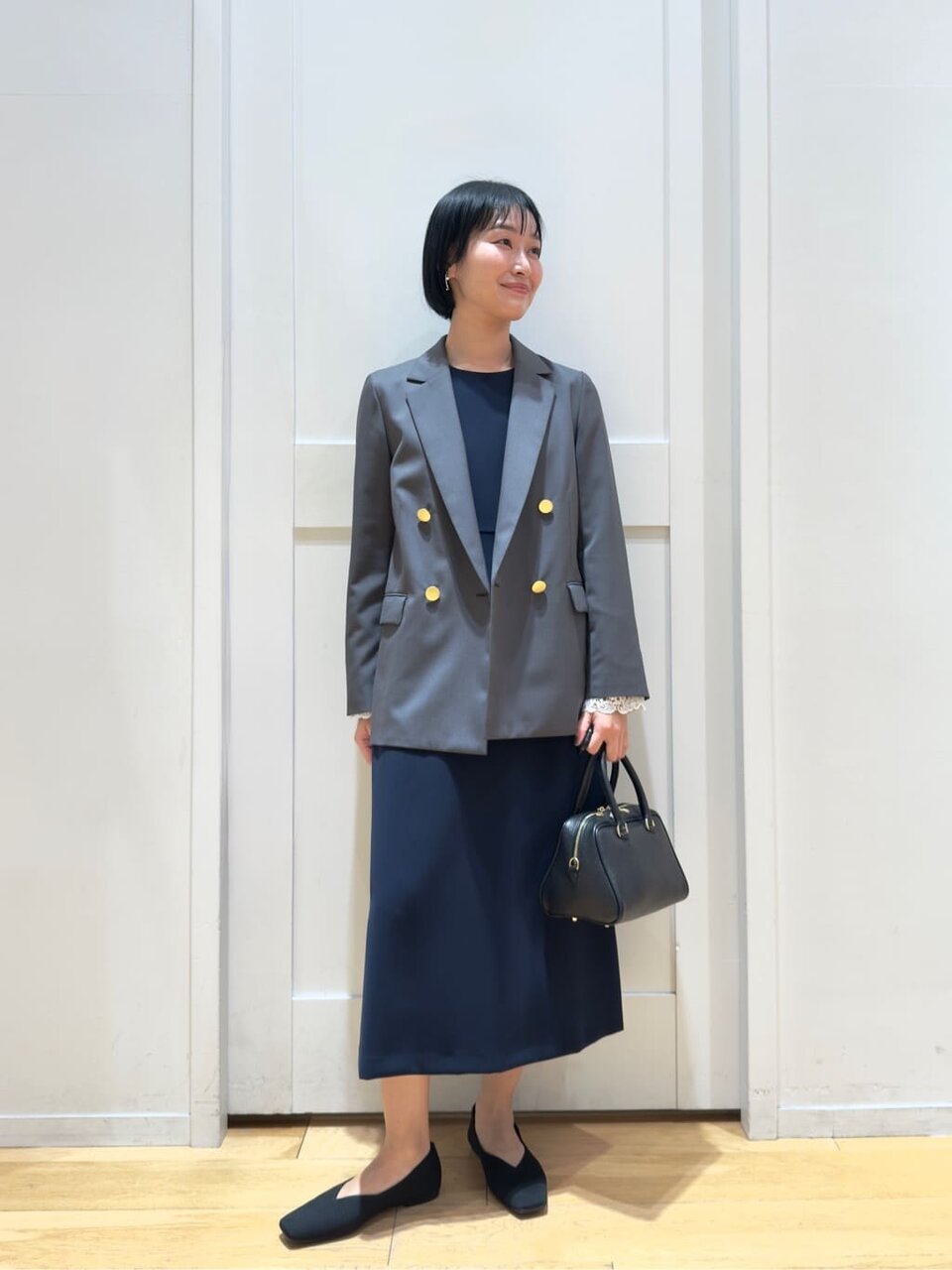 ネイビーのワンピース×グレーのダブルジャケットのコーデ