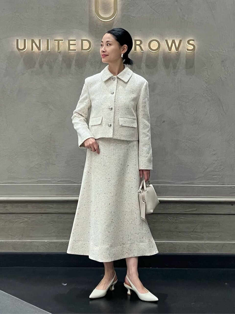 オフホワイトのジャケット×オフホワイトのフレアスカートのコーデ