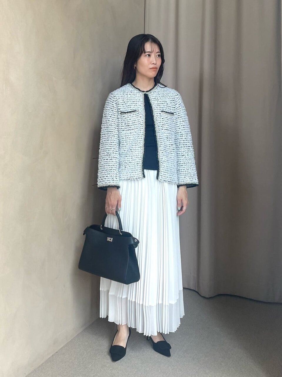 オフホワイトのニットカーディガン×オフホワイトのプリーツスカートのコーデ