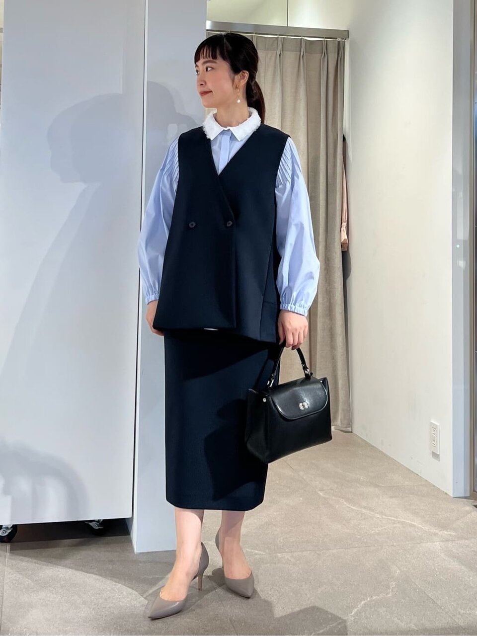 ネイビーのベスト×ネイビーのタイトスカートのコーデ