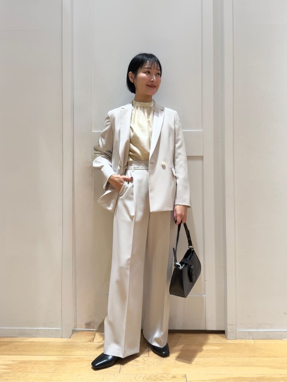 ベージュのダブルジャケット×ベージュのワイドパンツのコーデ