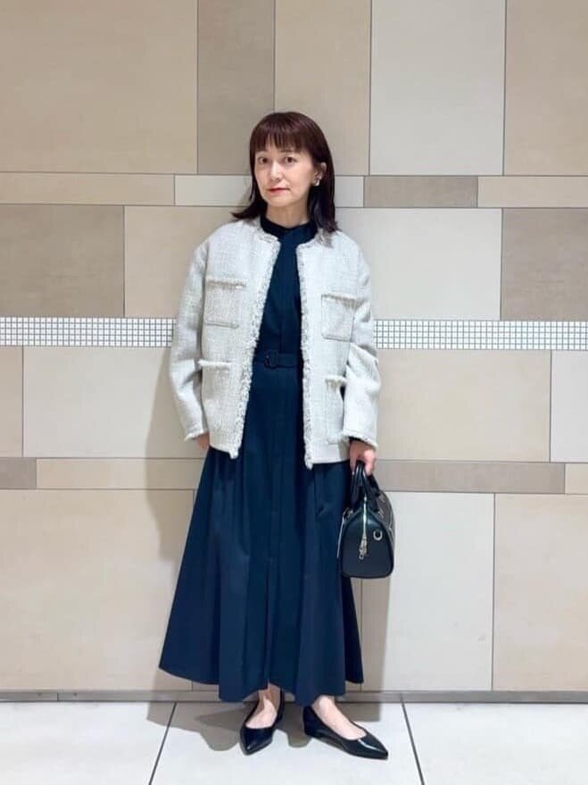 ベージュのノーカラージャケット×ネイビーのワンピースのコーデ