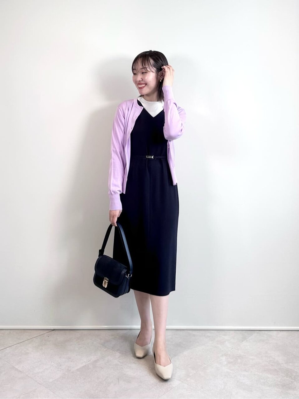 Vネックワンピース×カーディガンのコーデ