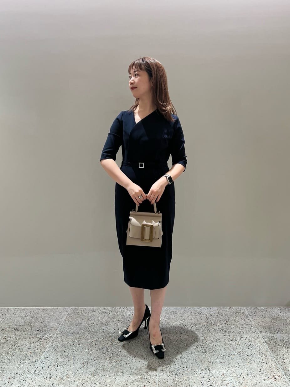 アシンメトリーワンピース×ヒールパンプスのコーデ