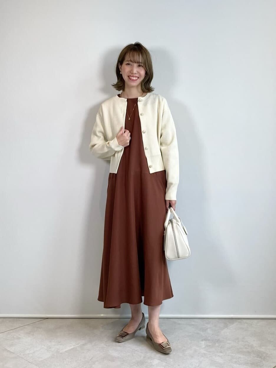 フレアワンピース×ショート丈カーディガンのコーデ