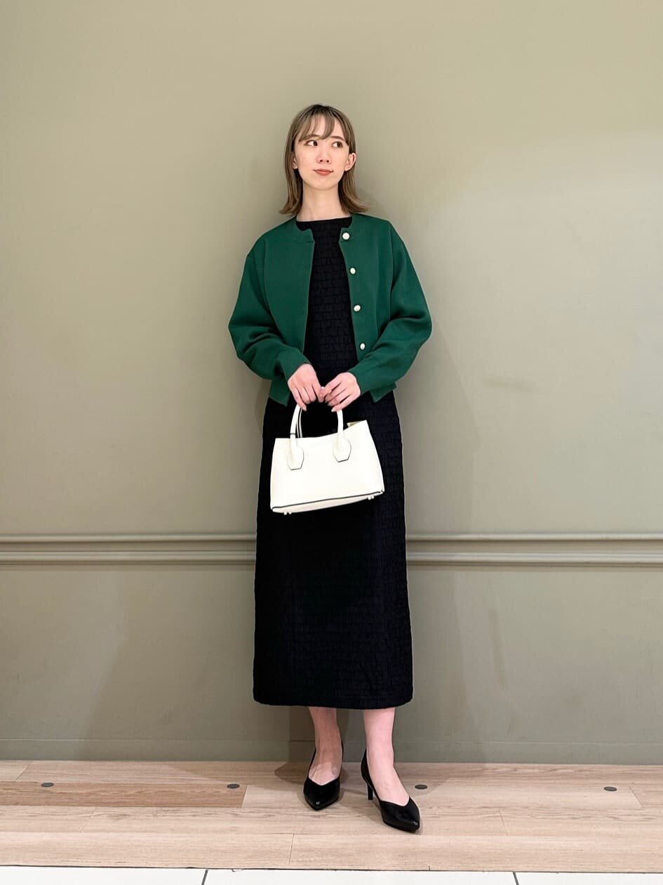 ジャカードワンピース×カーディガンのコーデ