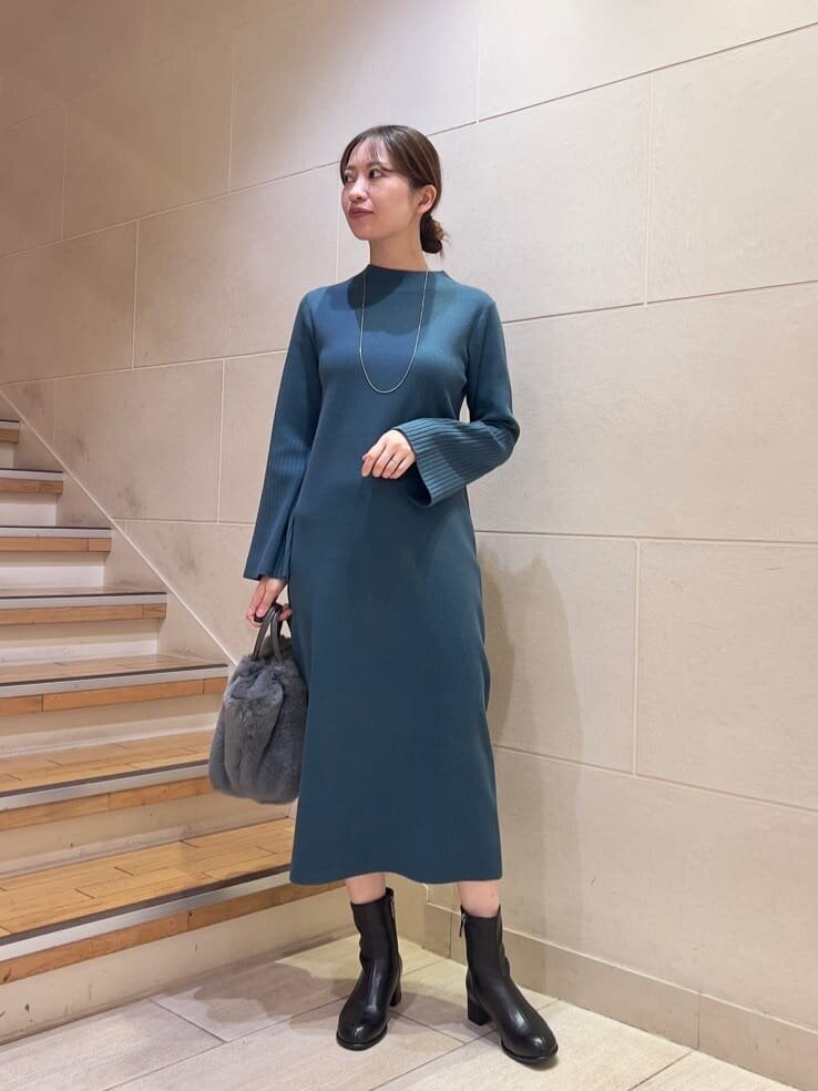 ニットワンピース×ショートブーツのコーデ