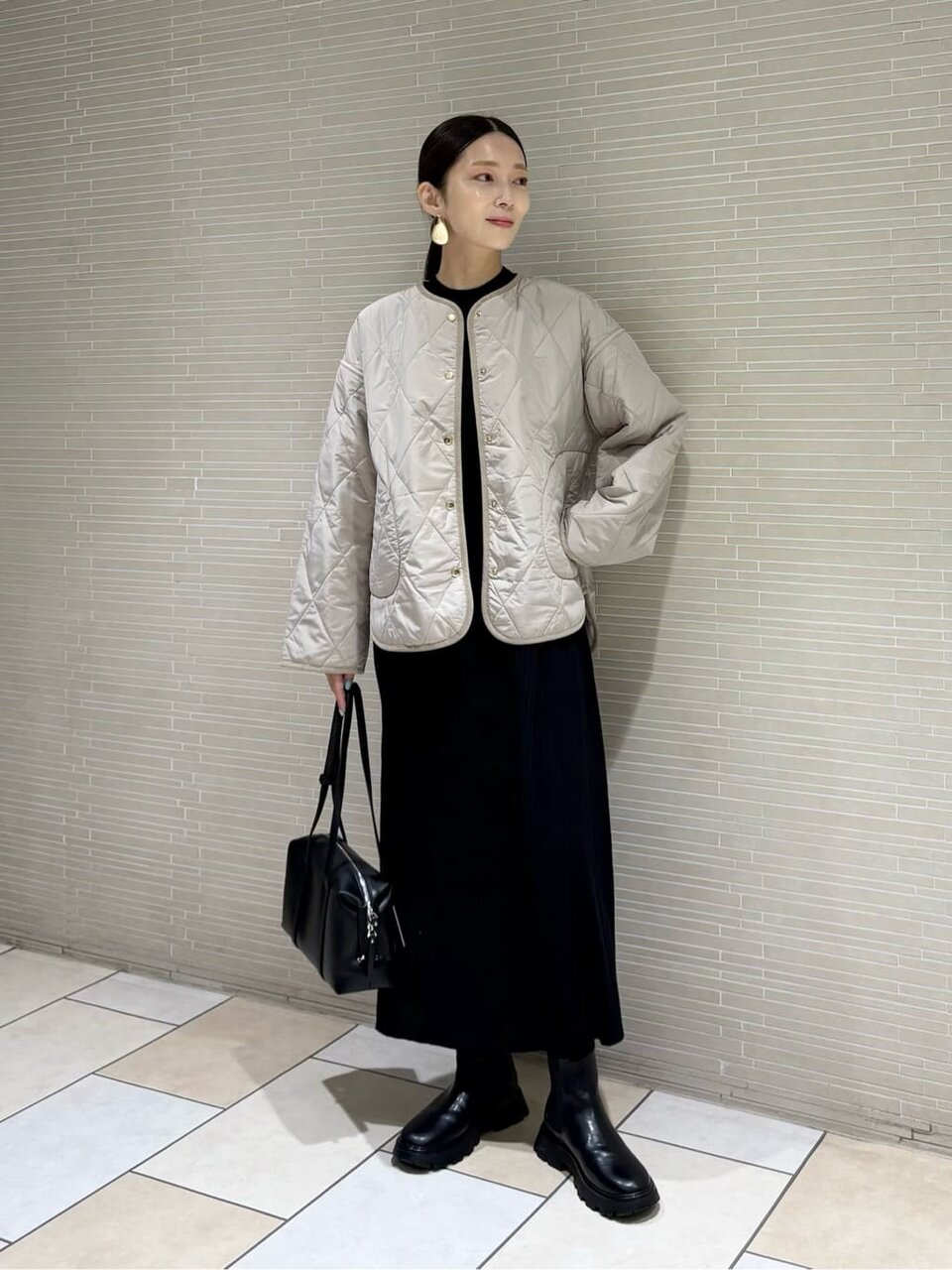 リブニットワンピース×ノーカラーブルゾンのコーデ