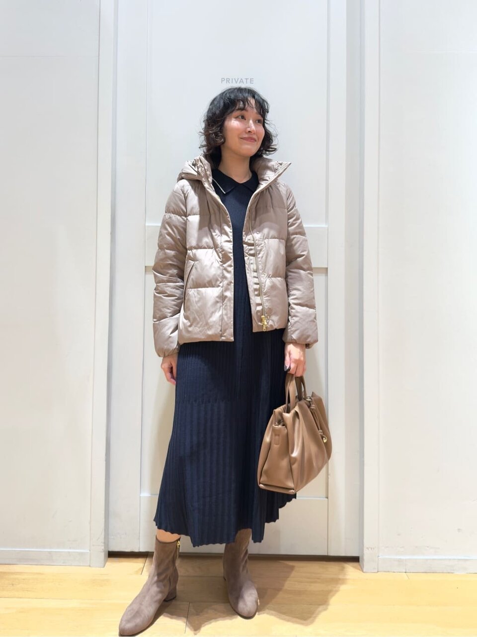 ニットワンピース×ショートダウンのコーデ