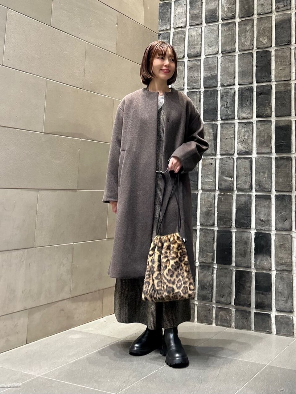 ニットワンピース×ノーカラーコートのコーデ