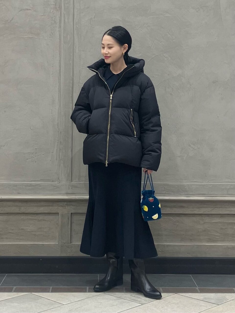 ニットワンピース×ダウンジャケットのコーデ